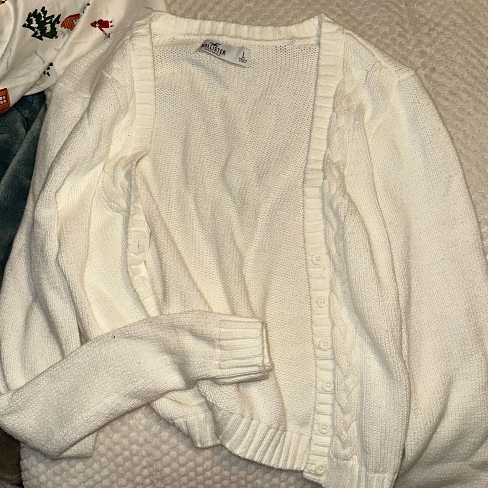 hollister cropped cardigan. in good condition. little piece of string out.